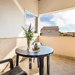Lovely Apartment In Povljana With Wifi