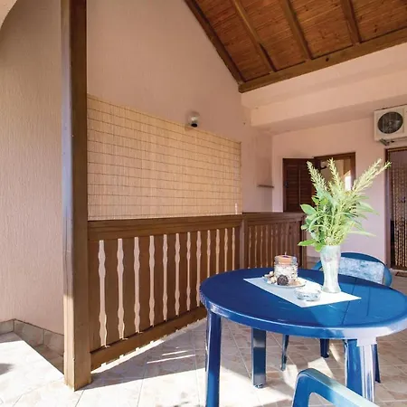شقة Lovely Apartment In Povljana With Wifi *