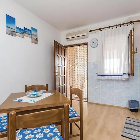 Lovely Apartment In Povljana With Wifi * بوفليانا