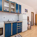 Lovely Apartment In Povljana With Wifi شقة