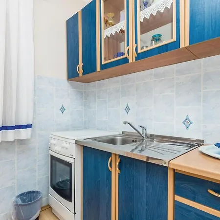 Apartment Lovely Apartment In Povljana With Wifi *