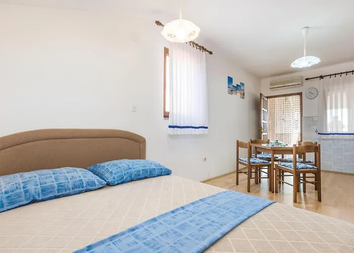 Apartman Lovely Apartment In Povljana With Wifi